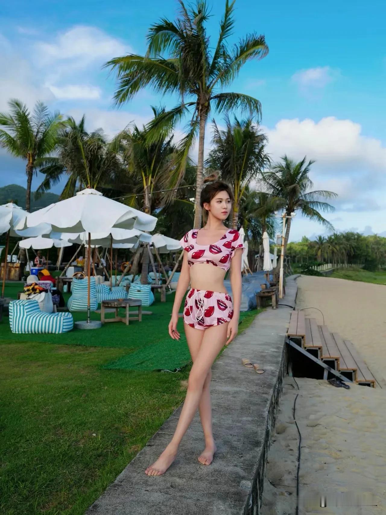 海边度假，清凉夏日。#女神在海滩漫步# #时尚美照推荐#