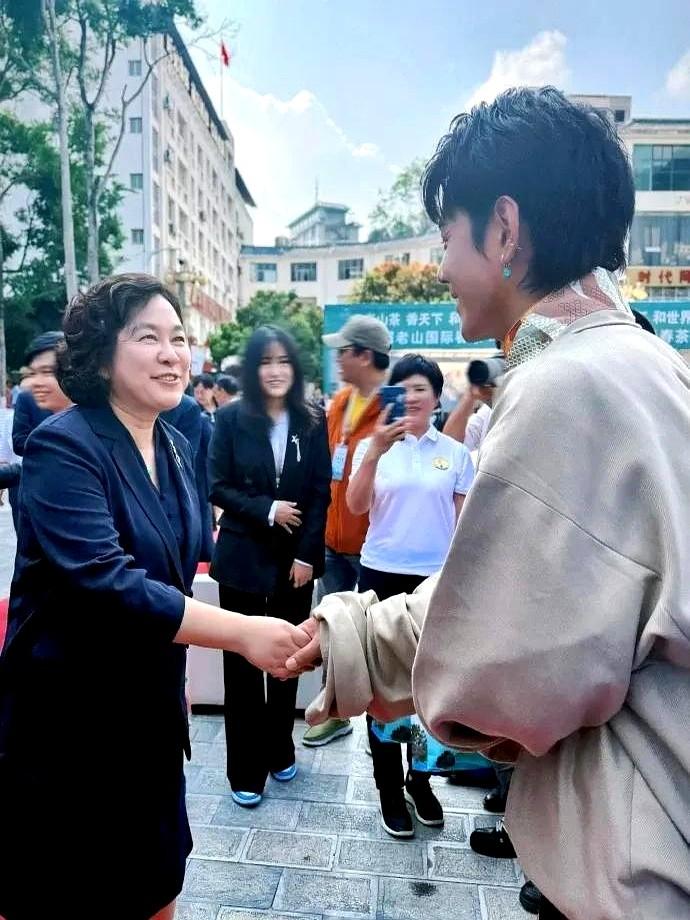 华春莹真是个谜。

明明已是外交舞台的重量级人物，日常应对的都是国际风云，却愿意