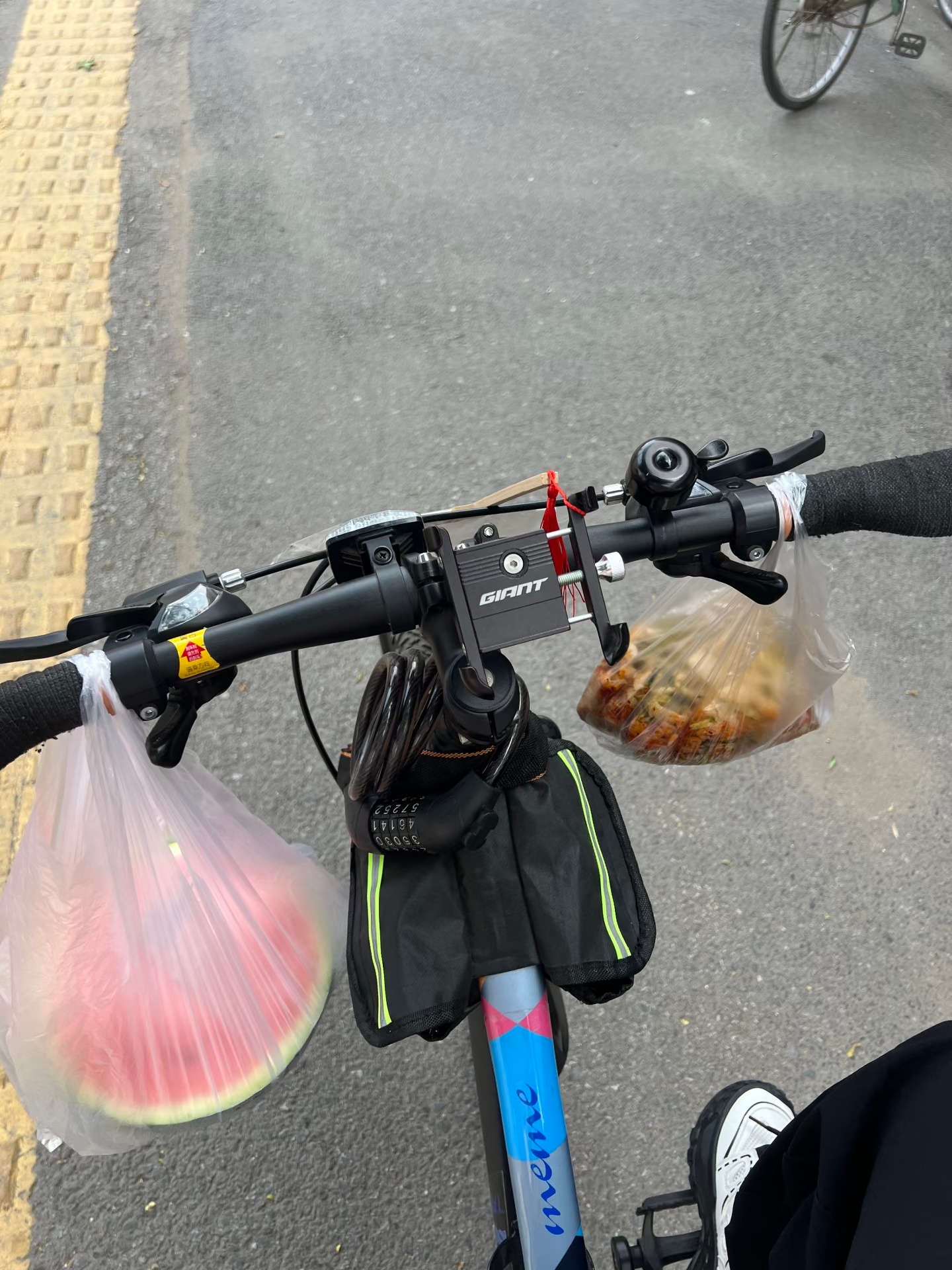 骑车千万不要买西瓜不光西瓜，奶茶轻吧 也踩雷还记得上学那会，骑我那死飞，把奶茶挂