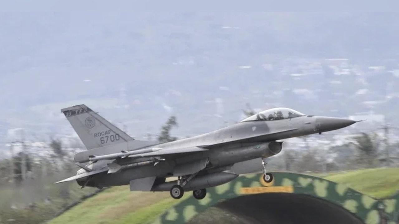 联合早报1月6日报道：“台湾一架F-16战机传出失事消息，飞行员跳伞，搜救正在进