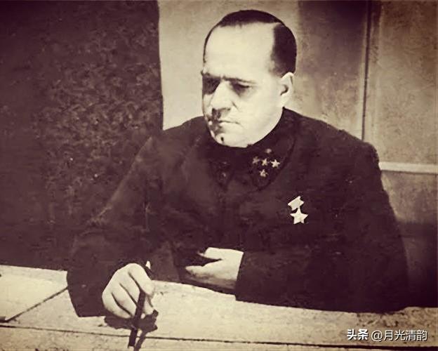 1945年红场阅兵，斯大林一边安排朱可夫元帅骑白马独享万众狂呼，让朱可夫沉浸在幸