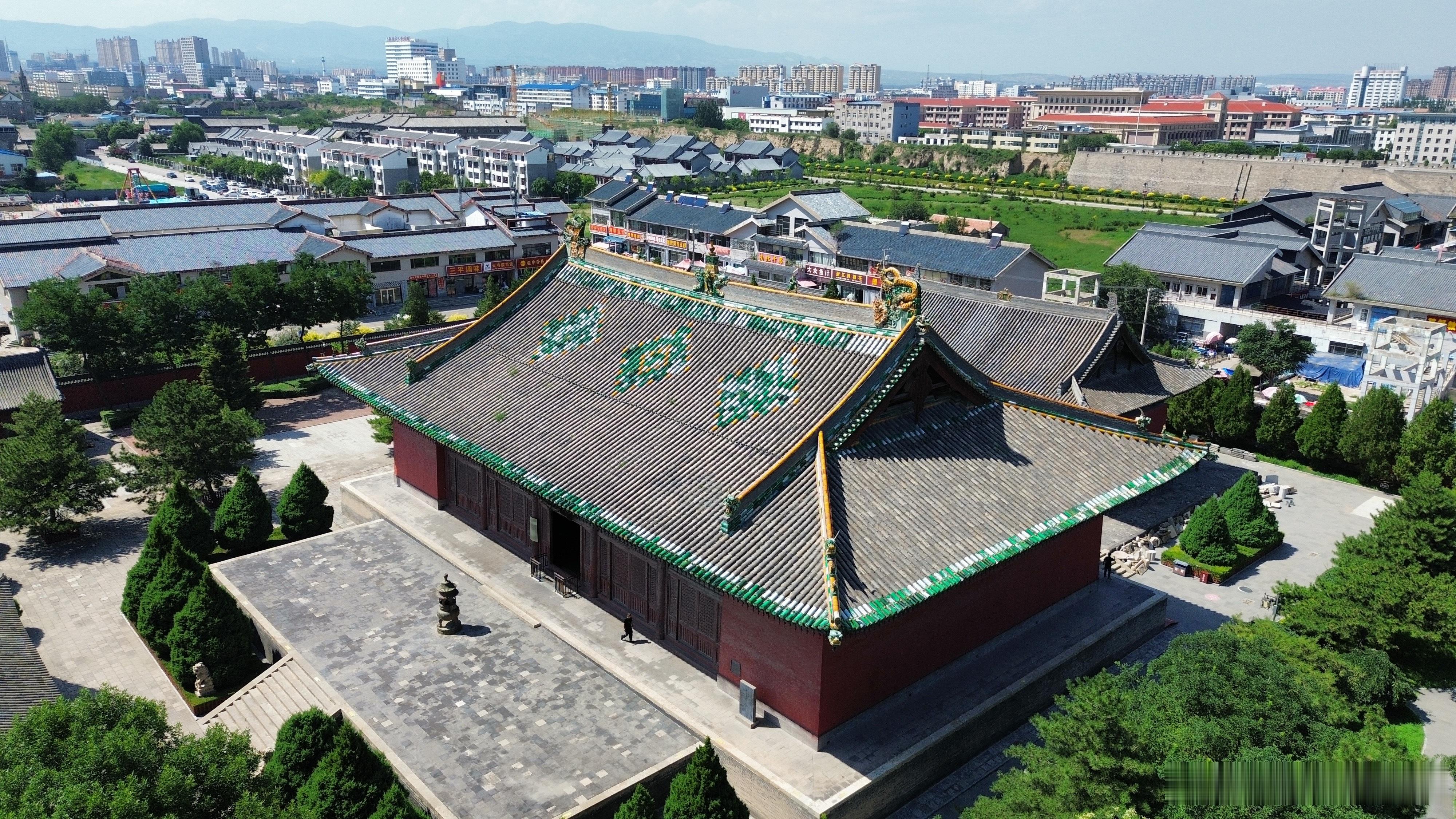 朔州 崇福寺 。崇福寺弥陀殿是现存最大歇山顶金代木构，弥陀殿身后的观音殿也是金代
