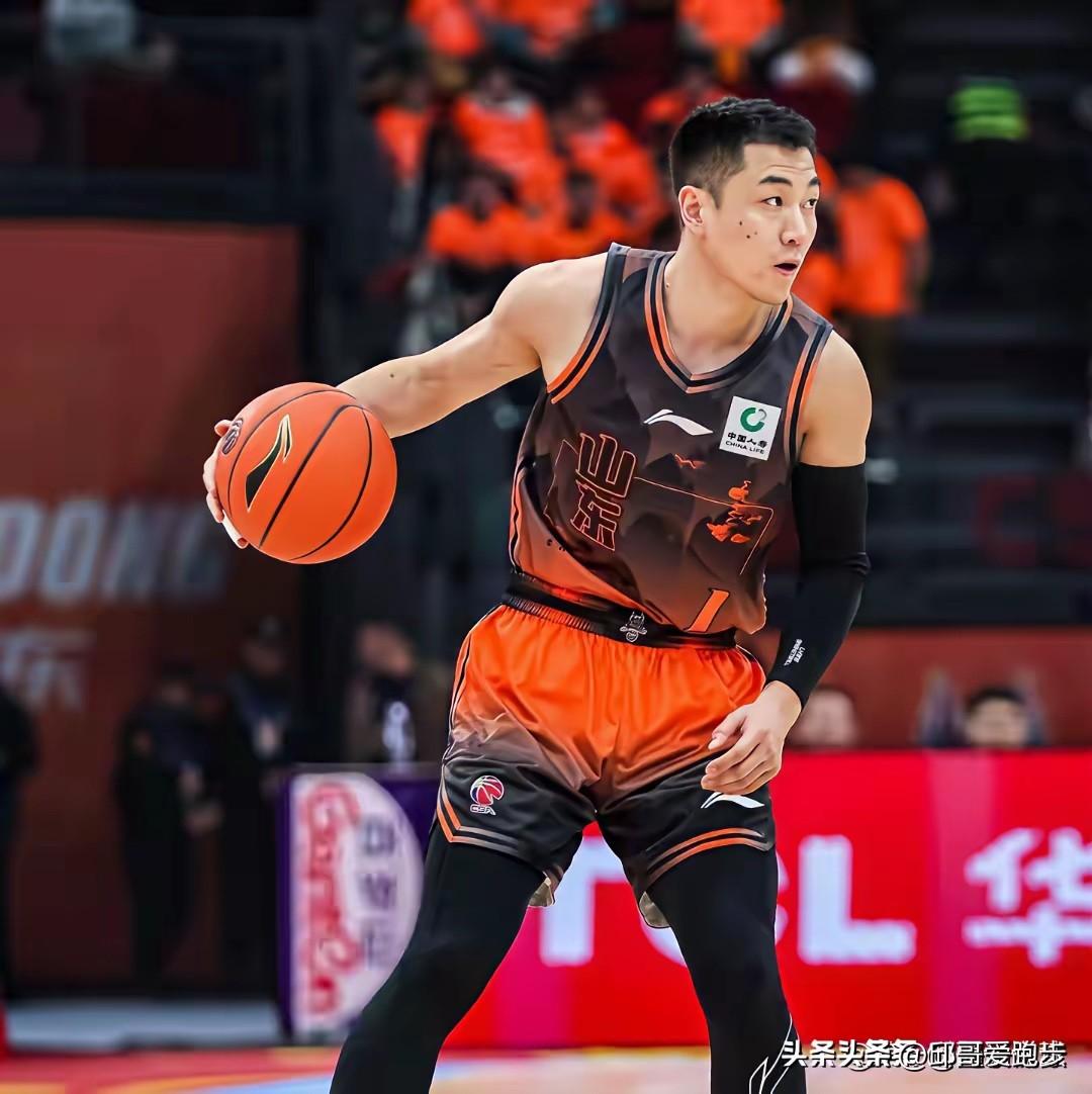 山东小将王征今年才18岁！今晚的表现太完美！三分球7投5中！拿到17分2篮板2助