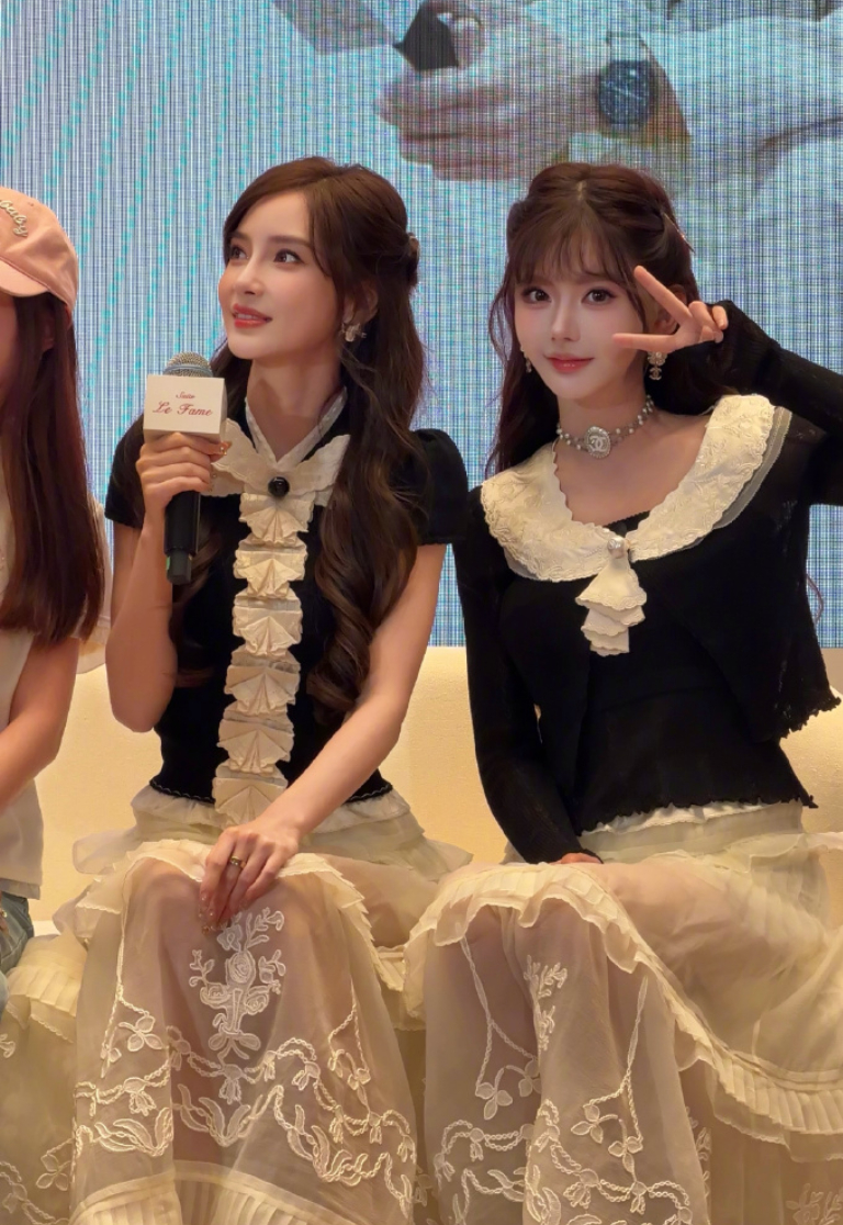 韩安冉也算是好起来了，可以和angelababy平起平坐了 