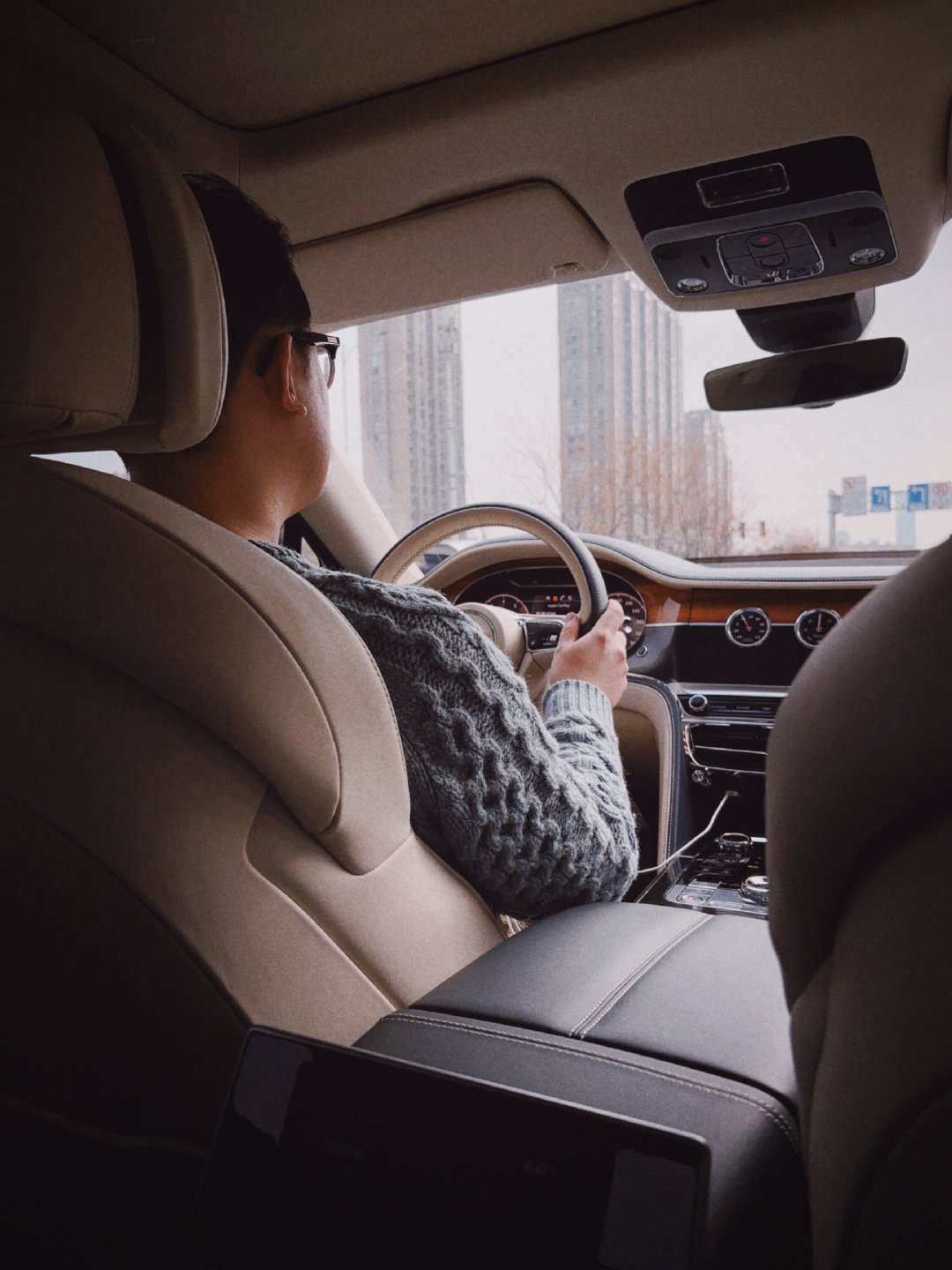 我穿着个运动衫感觉配不上这车后座呀！第一次打到这么贵的专车！看在司机毛衣骚的份上