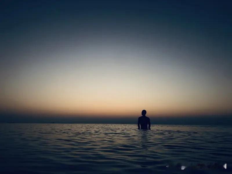 人生的“本质”是什么? 人生的本质是什么？我觉得人生本质就是一个人活着。我们赤条