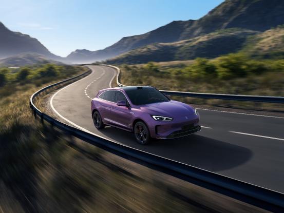 问界新M5 Ultra的底盘太优秀了，去桂林玩的时候面对那弯得像麻花的山路，问界