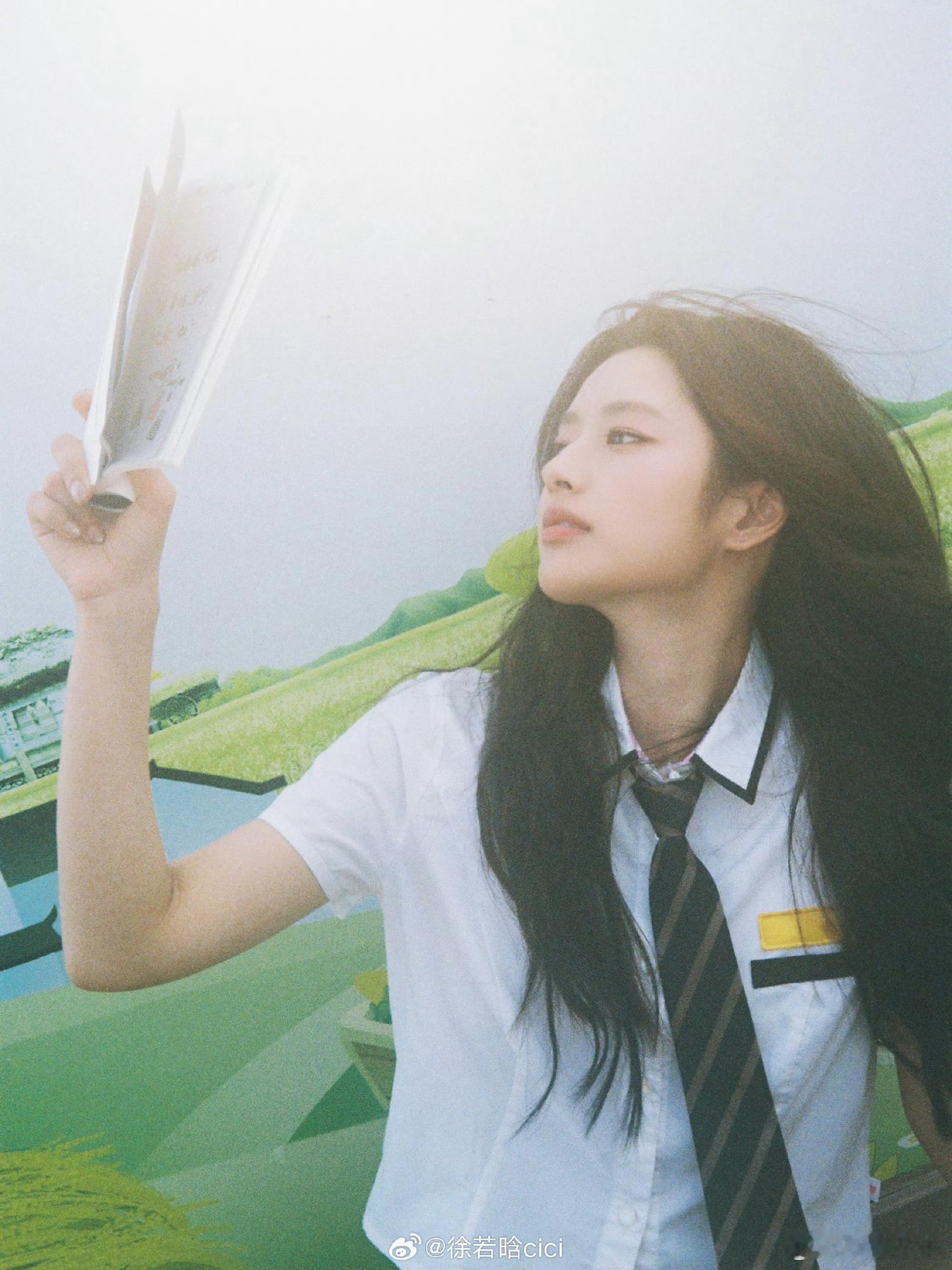 谁给徐若晗递个现偶本子校园穿搭自带青氧感，好有生命力的照片啊，徐若晗这张脸不演现