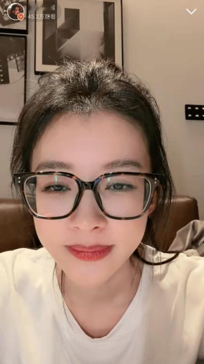 孙怡直播孙怡直播太实在了，网上热梗门儿清，还直说喜欢大家做的表情包，跟弹幕聊天超