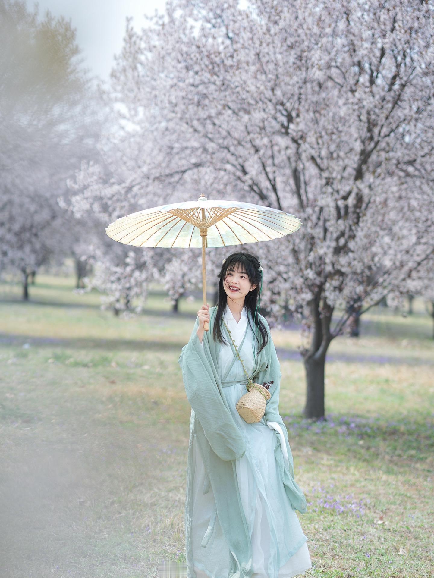 “一起踏春呀。”