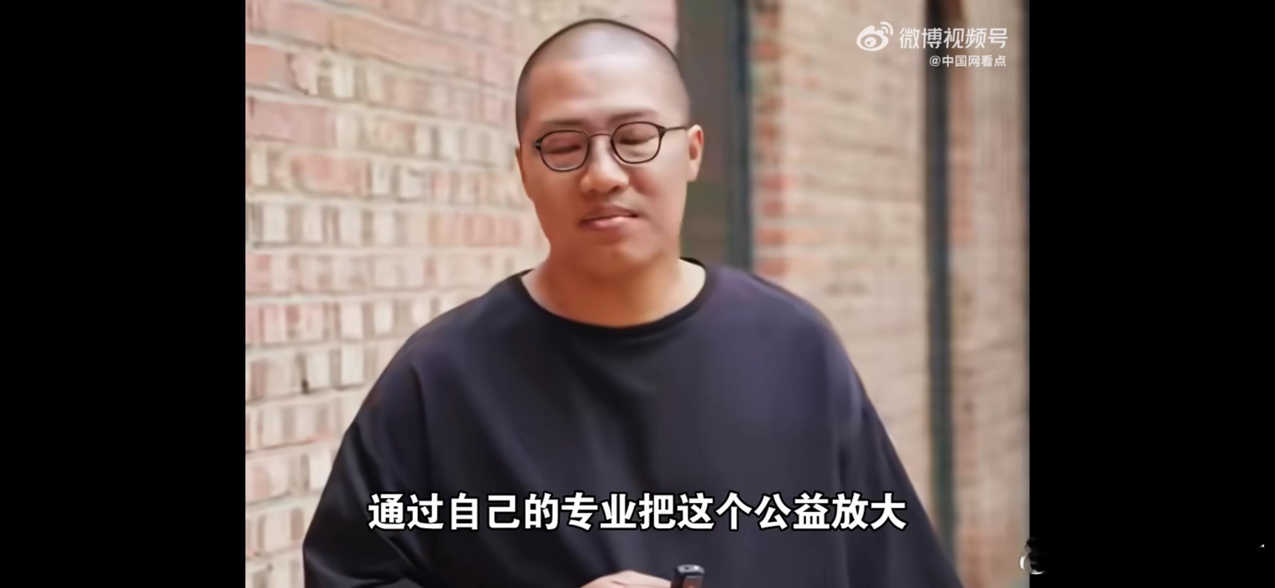 他为乡村书写上万字  他的文字如灵动音符，为乡村谱写上万字的优美乐章。 