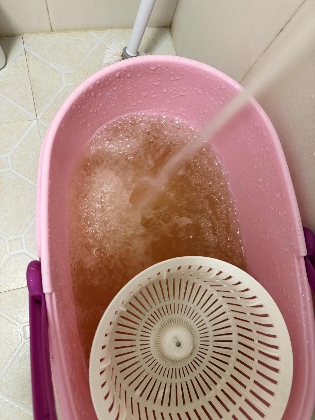 今日（4 月 10 日），泉州市民反映，自来水公司维修水管后，家中自来水持续发黄