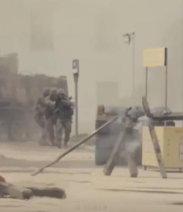 网友：我军巷战演习，旁边小吃摊现繁体招牌：大鷄排🍗日前，我军在进行巷战演习时，