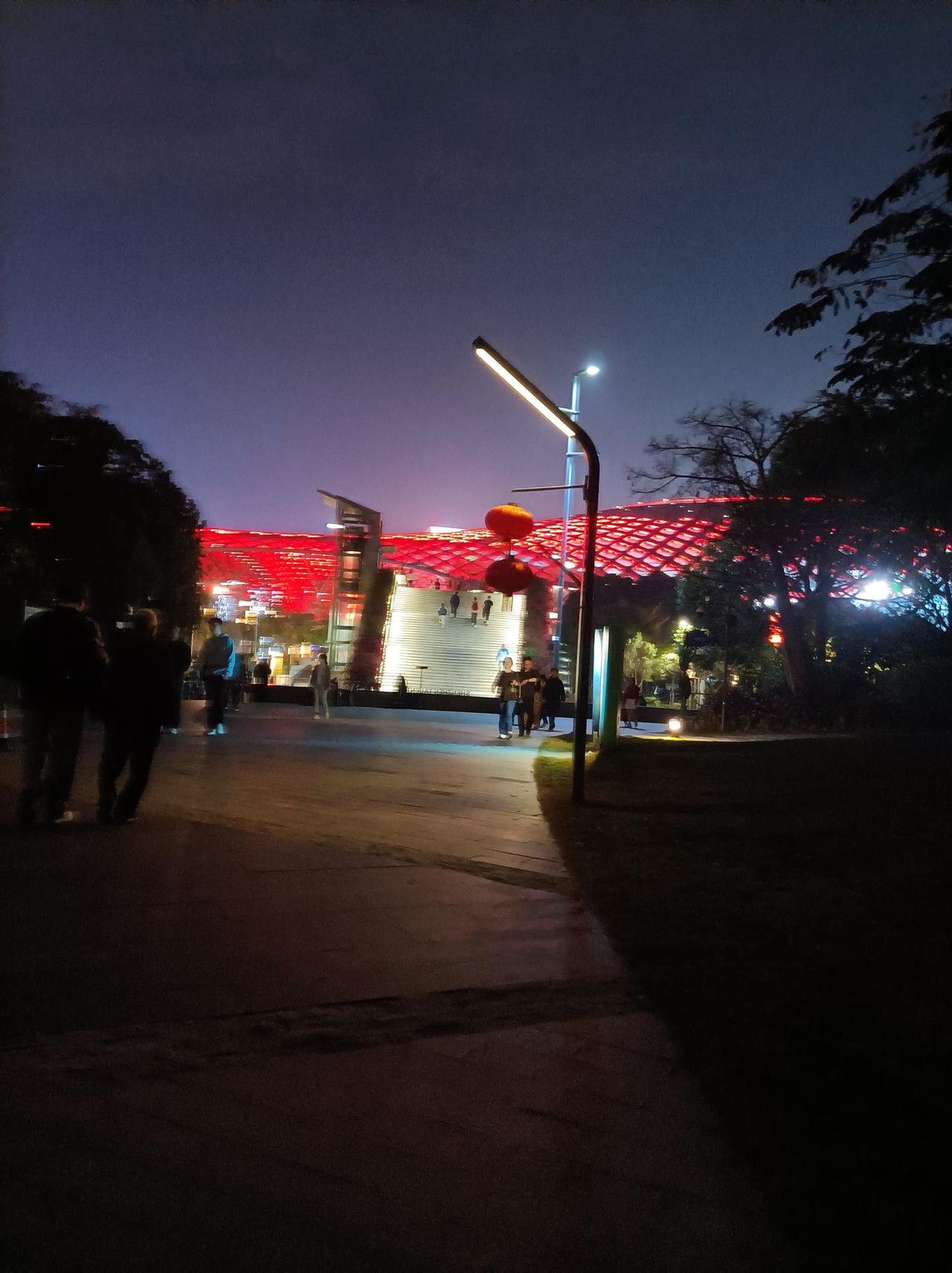 分享一张深圳的夜晚照片深圳湾的夜晚很美丽，夜景多姿多彩，游人也很多！[作揖]