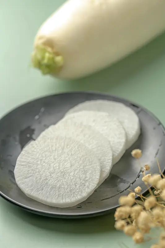 羊肉放白萝卜还是胡萝卜? 羊肉配白萝卜还是胡萝卜？这得看做法。
要是炖羊肉汤，选