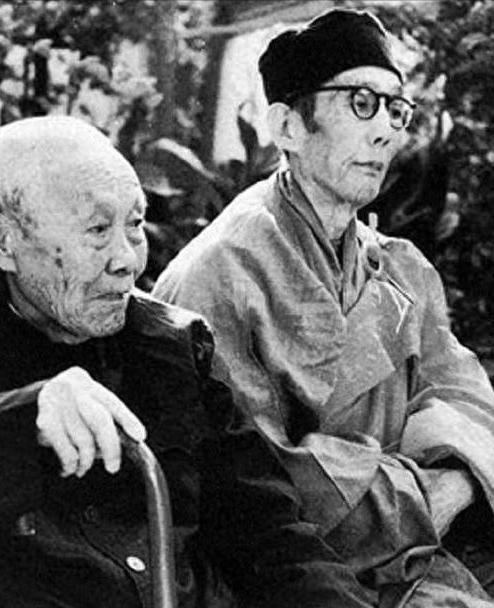 晚清时期，婉容把太监孙耀庭叫进闺房，命令他伺候自己沐浴，谁知，孙耀庭突然低头说：