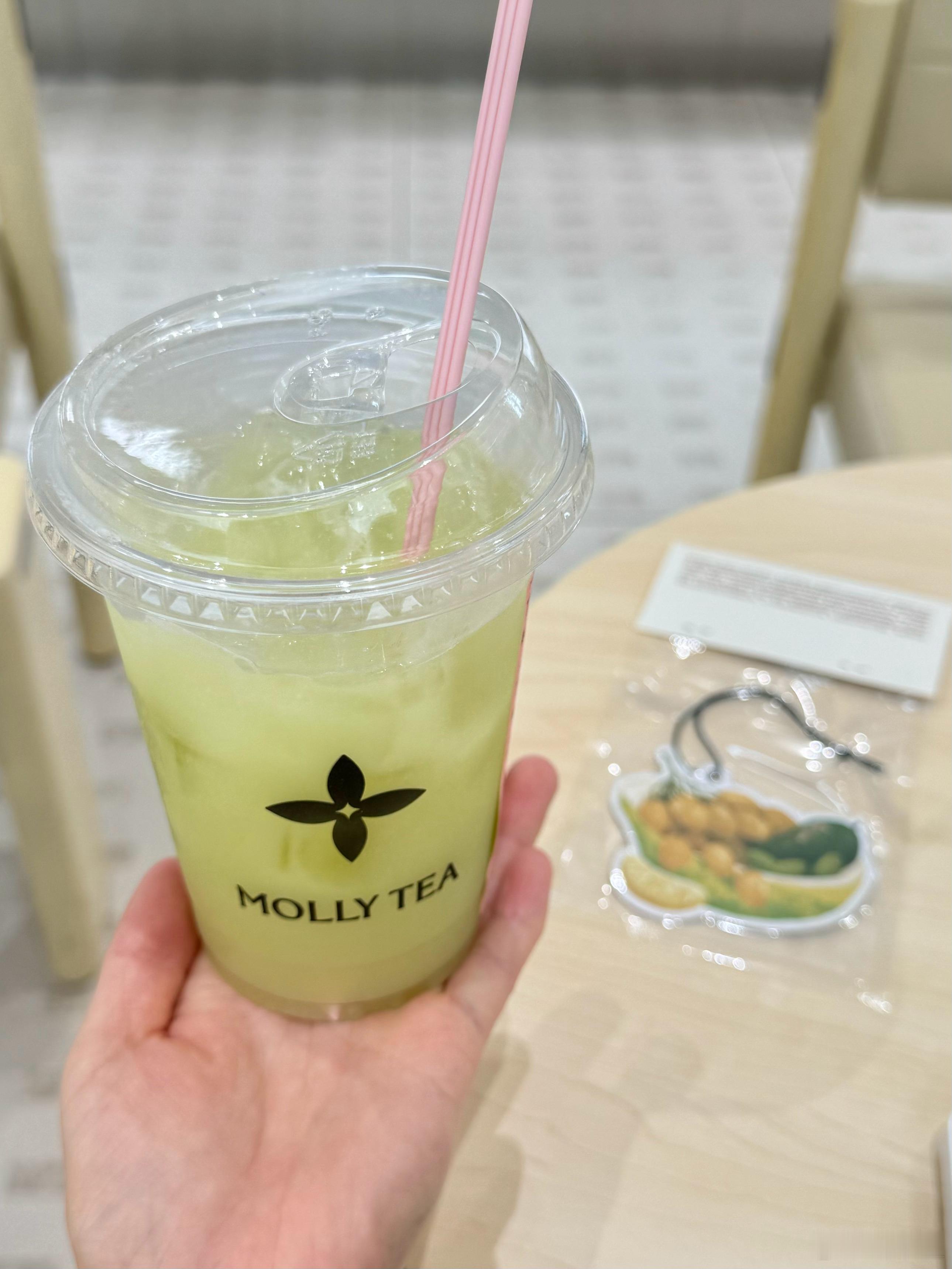 茉莉奶白青芒黄皮冰茶不错哎！都是我喜欢的元素很清爽