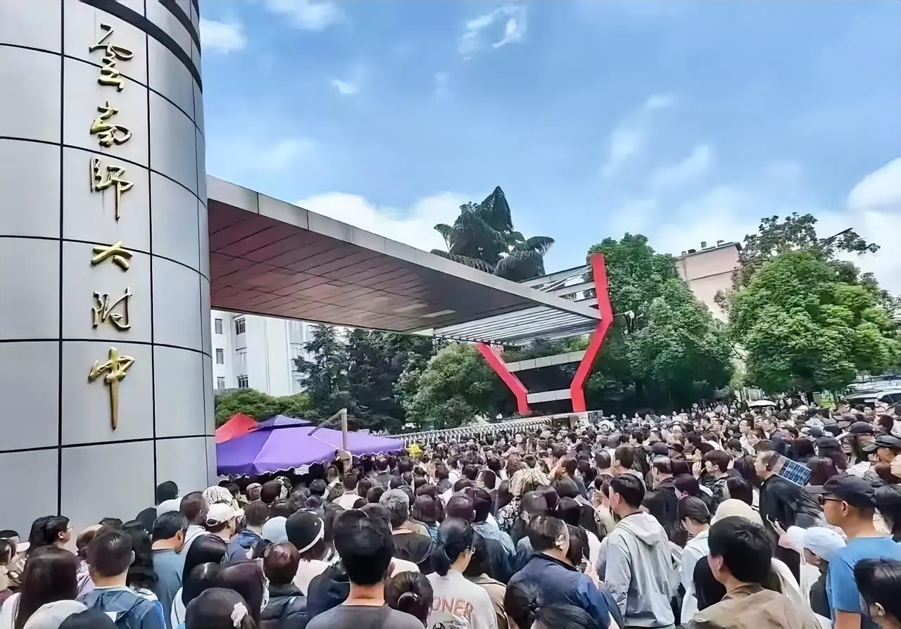 终于盘清了26年昆明小升初9种升学方式。
方式一：体网生招生。适合有体育特长的学