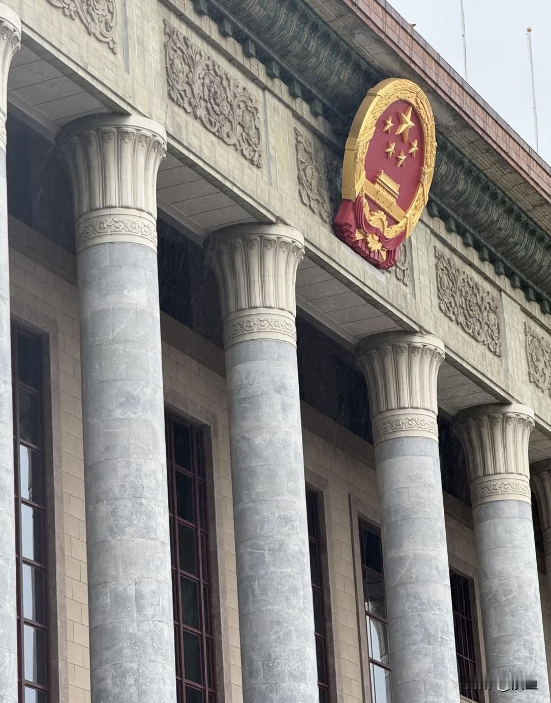 这几天刷到纪念堂门口那条望不到头的长队，心里真是感动的要泪目。

不少人总爱念叨