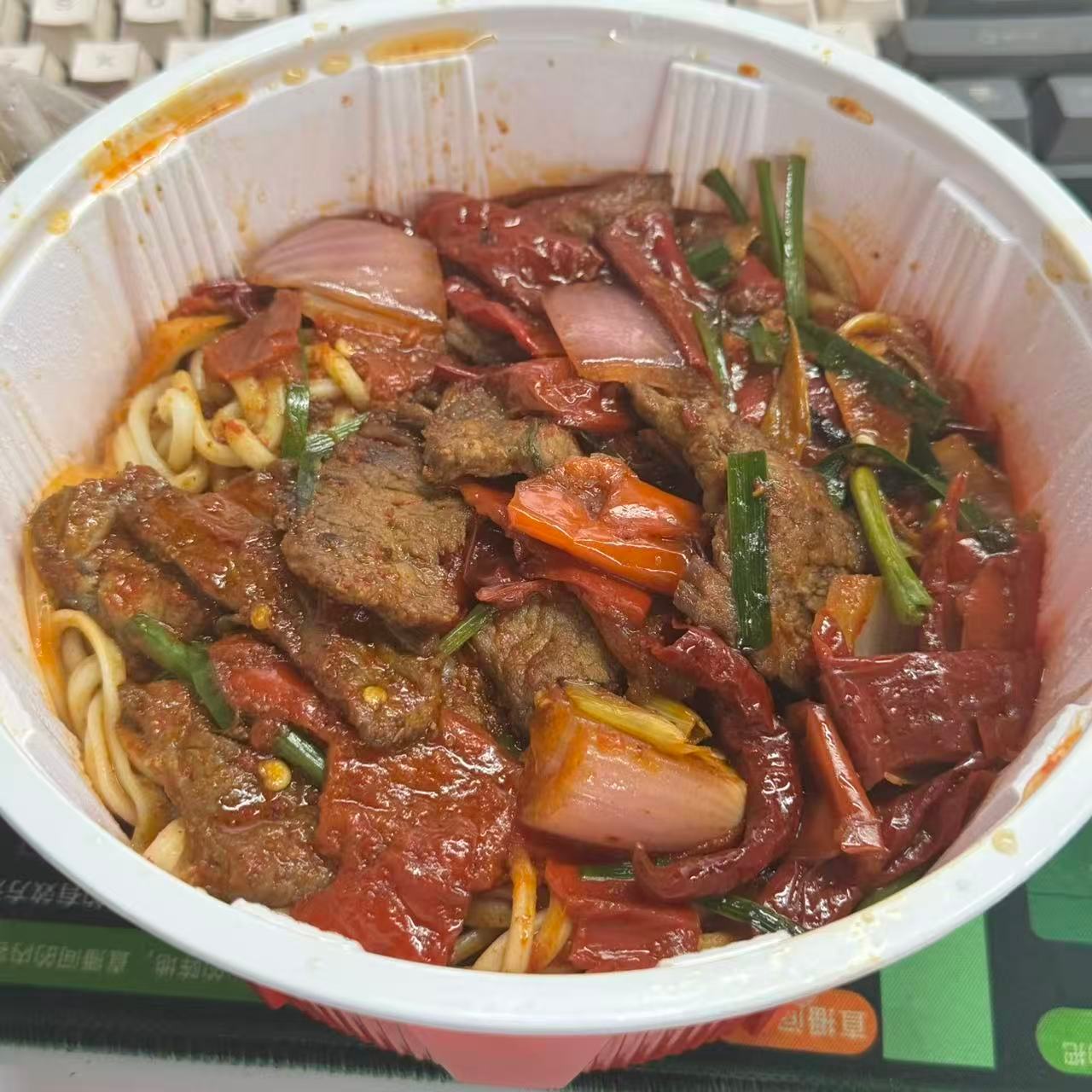 同样的辣皮子拌面 一家连锁店的不同店家 这差别好大