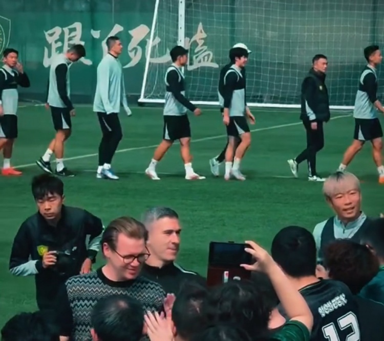 #北京国安今年首次公开训练课#据博主消息，北京国安队今日进行了今年首次公开训练课