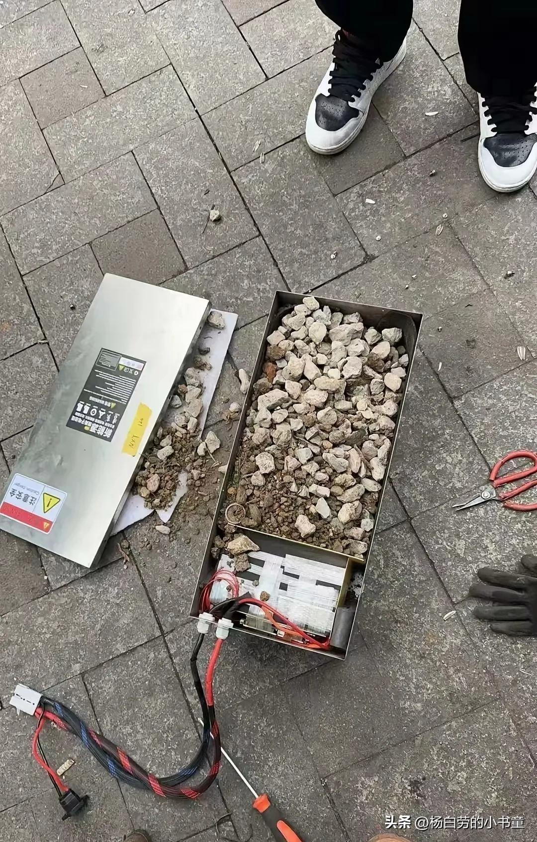 花998买一块电动车电池
打开一看严重超标
现在的商家都这么实诚吗，
买的时候商