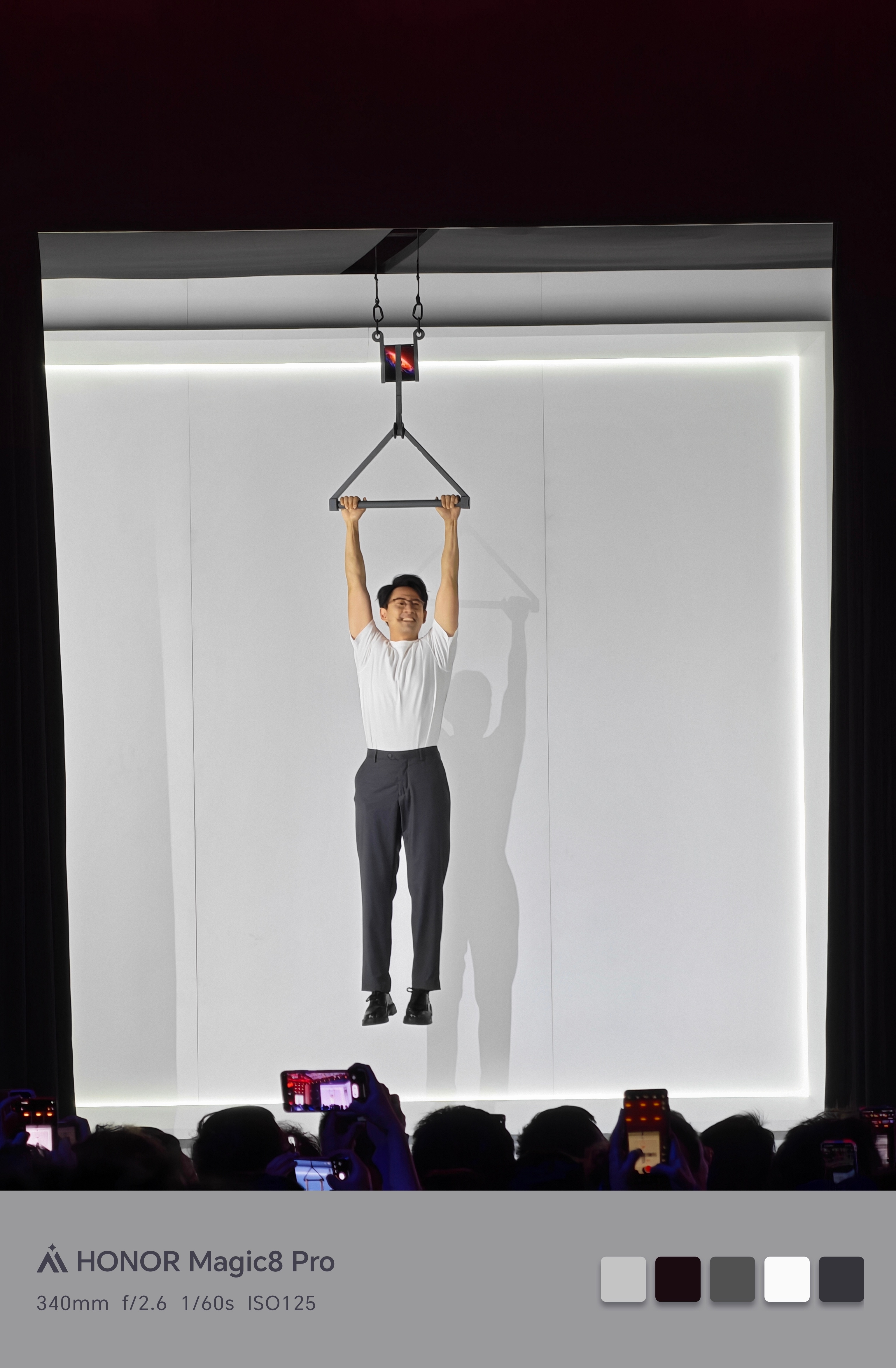 好家伙在折磨手机这块荣耀真的有路径依赖，发布会现场把一台荣耀 Magic V6 