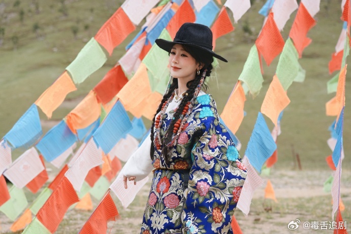 高原上的杨紫杨紫高原妆造经幡衬托下的杨紫，整套穿搭和风景完美相融 