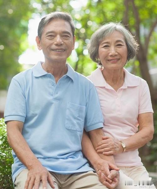 最受欢迎的老人都有一些独特的特质：

首先得有积蓄，实现经济独立。这样，遇到事情