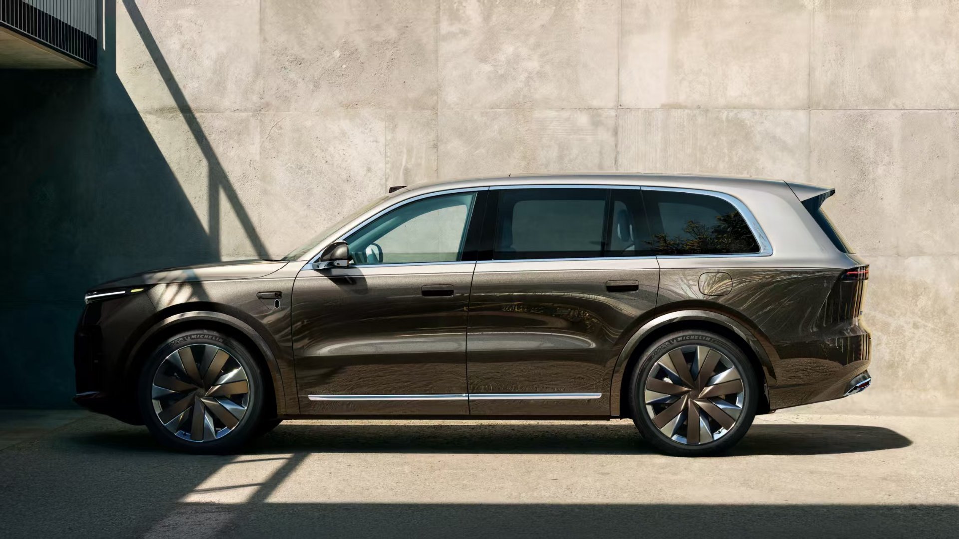 理想的审美确实在线，双色车身把气质拿捏了。李想称全新L9 Livis售价55.9