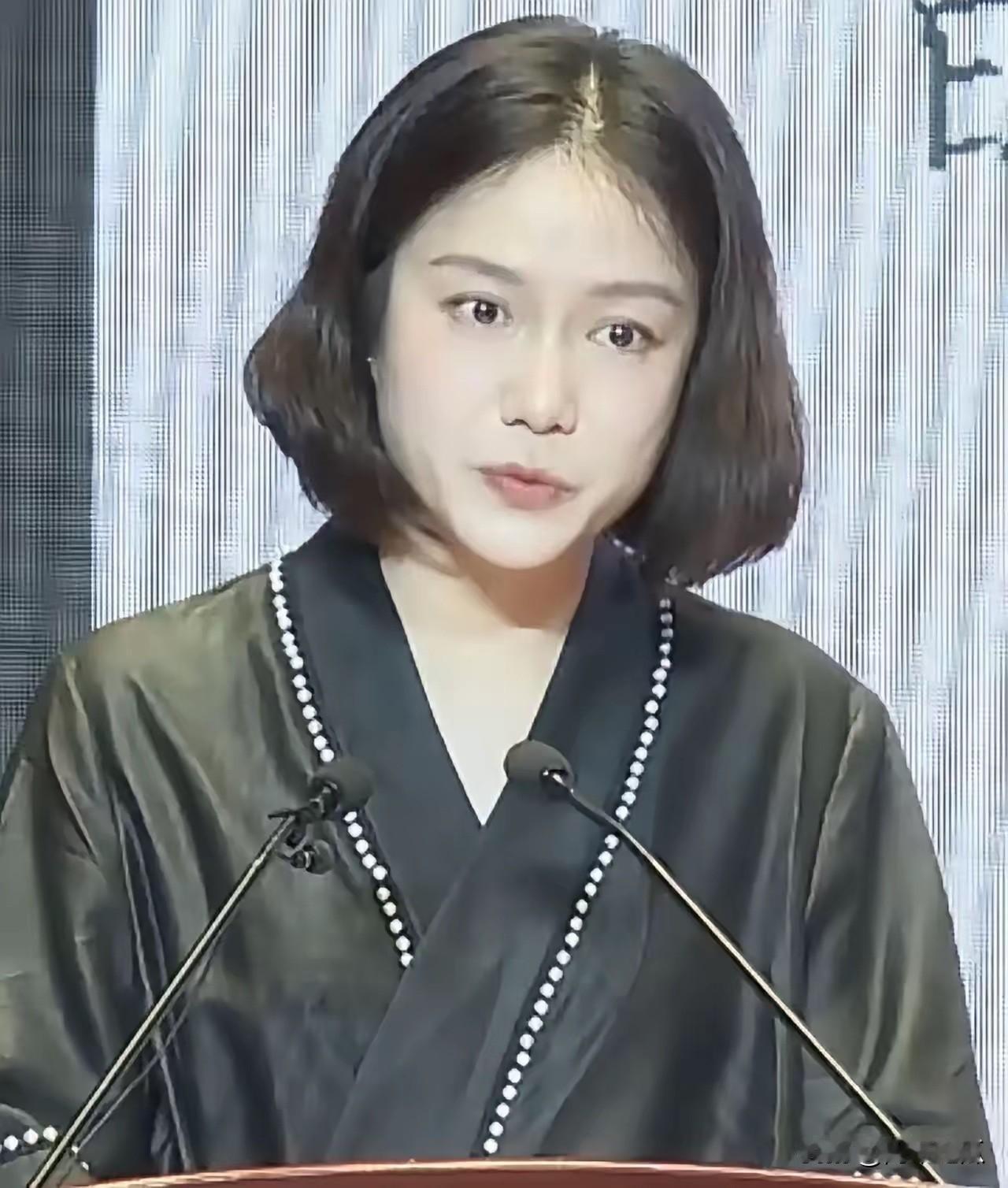 50岁翁帆现身清华大学，出席活动，状态非常好，看得出来她已经恢复的很好了，现在的