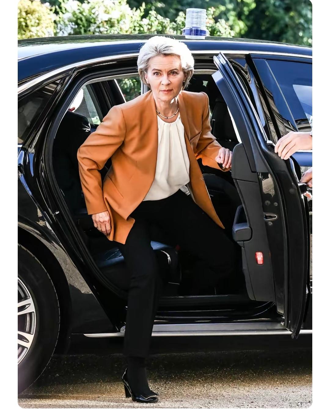 欧盟北约向中国靠近，真心与否还真不好说。从现实利益看，美国这些年的一些做法让欧盟