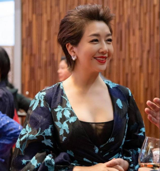 有一次，杨志刚和江珊饰演姐弟恋，杨志刚刚从背后拥住江珊，江珊就问：“弟啊，姐的屁