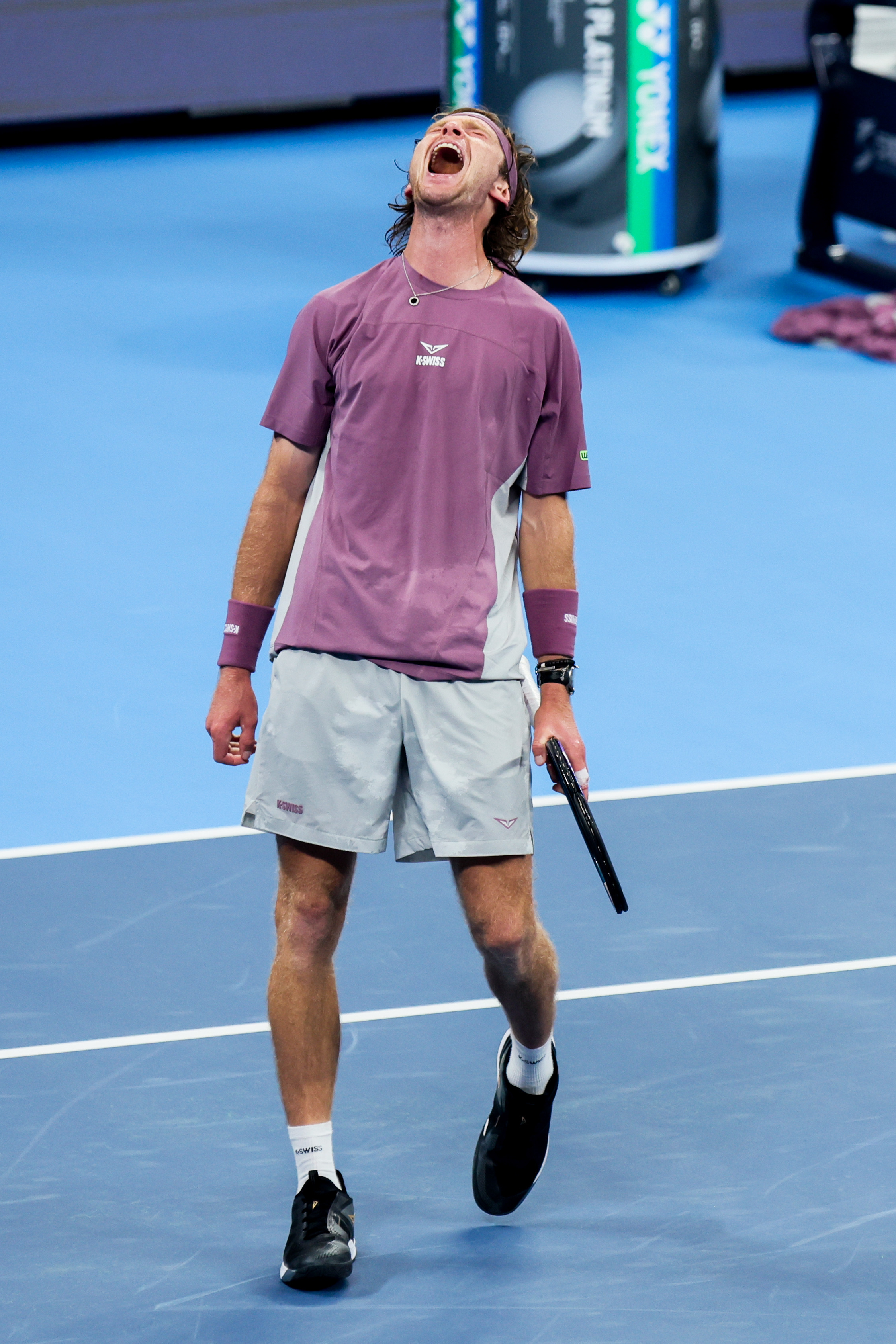 ATP杭州赛男单1/4决赛，中国选手布云朝克特以3-6/3-6不敌萨菲乌林无缘四