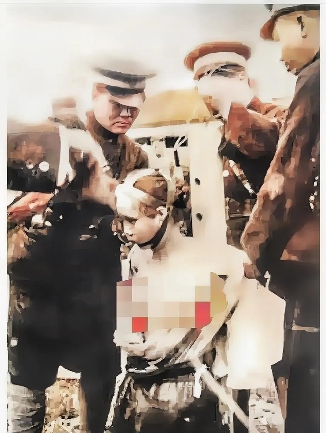 1927年，郊外刑场，一个十几岁的女孩被反绑着，即将被处决的现场，这张照片记录了