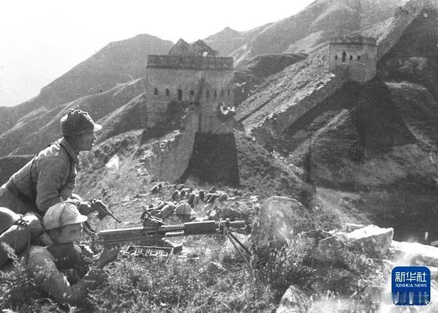 【历史上珍贵的照片8《战斗在古长城喜峰口外的八路军战士》 】1942年5月，沙飞