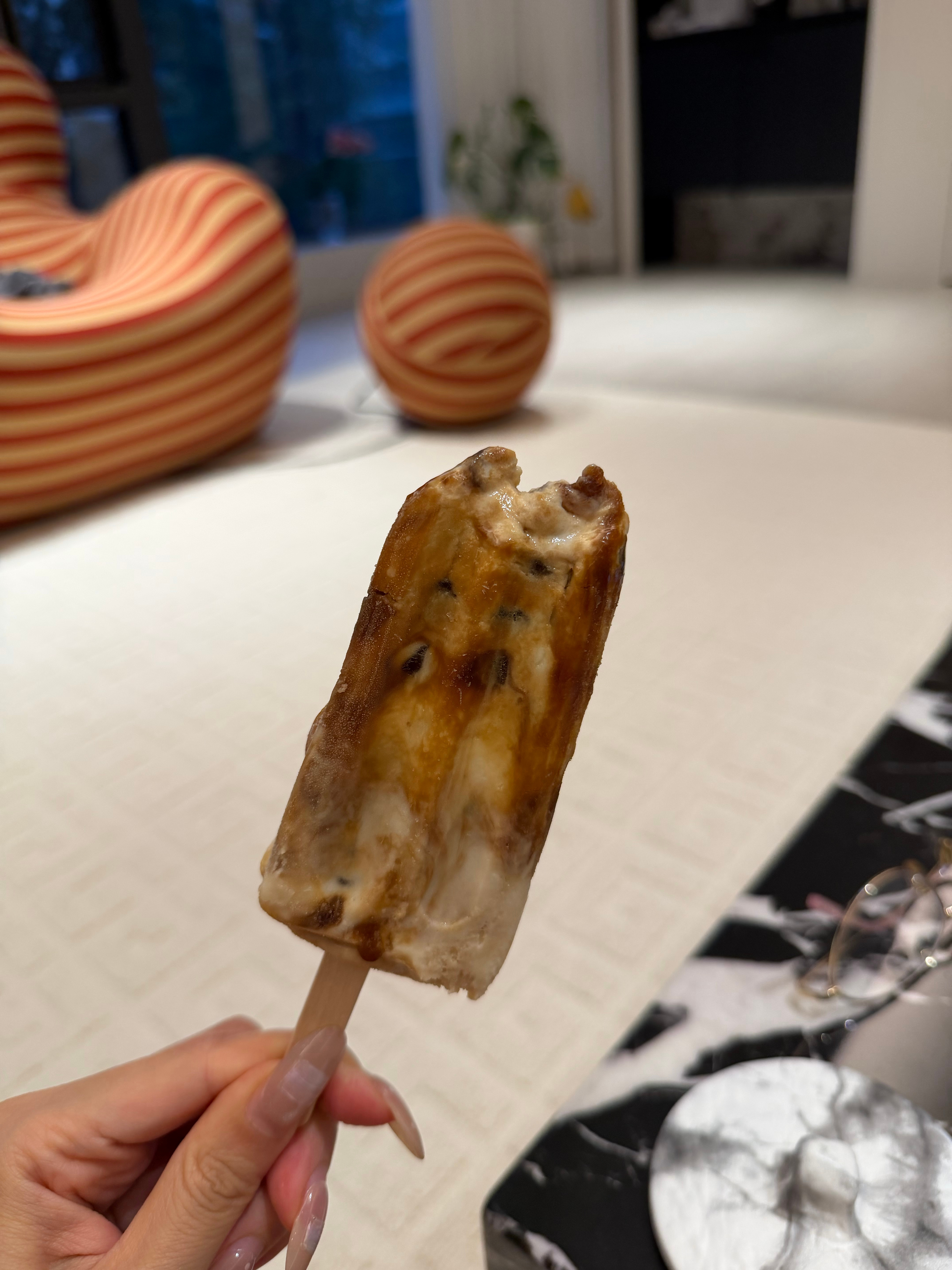 “永远不轻贱自己，不示好有隔阅的朋友，不修复已经决裂的故人，那些破坏我精神健康的