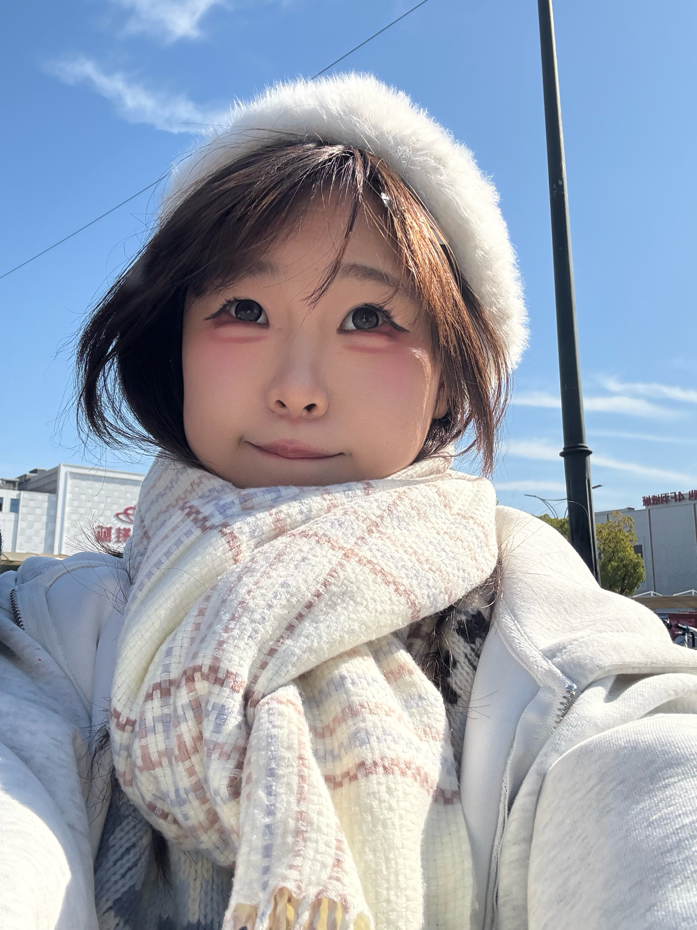 带围巾肩膀痛，穿厚衣服肩膀痛，我不喜欢冬天🤔但我还蛮喜欢❄️的 