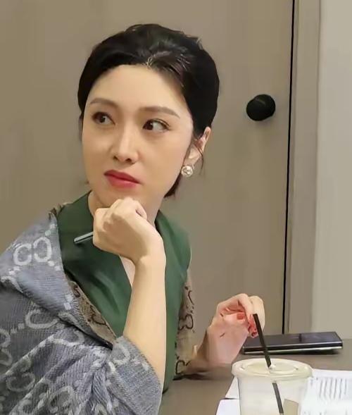 这位具有传统东方美女的称号，纯朴自然，端庄沉稳、骨相优越，其颜值胜过周涛，现在手