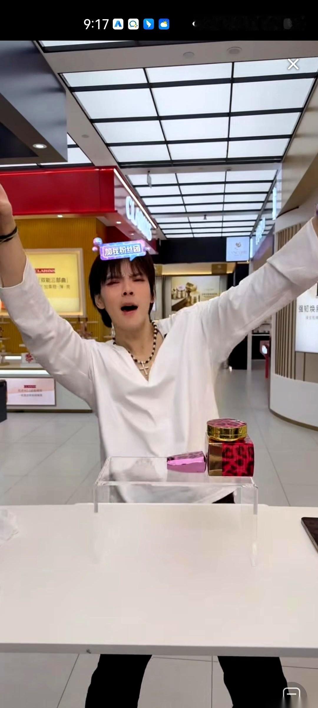 向佐那个状态，怎么说呢。
就一个词：用力过猛。
整个人像一根绷到极限的弦，五官都