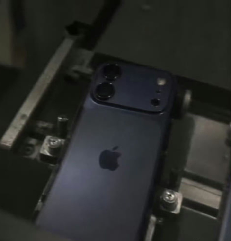 iPhone18外观曝光还得明年春天呢，现在就开始给热度了[二哈] ​​​