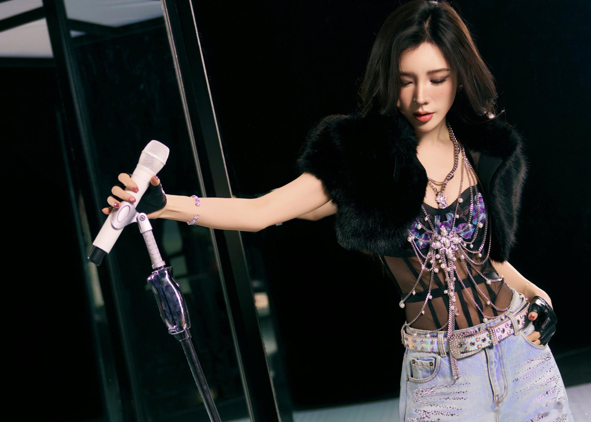 戴燕妮这个腰戴燕妮新歌《Love it》🎧，歌好听人好辣……姐的音色还是这么美