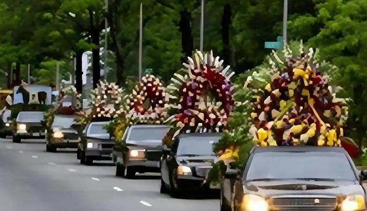 2006年4月27日，齐齐哈尔黑老大张执新被枪毙。几天后，上百辆豪车组成数公里车