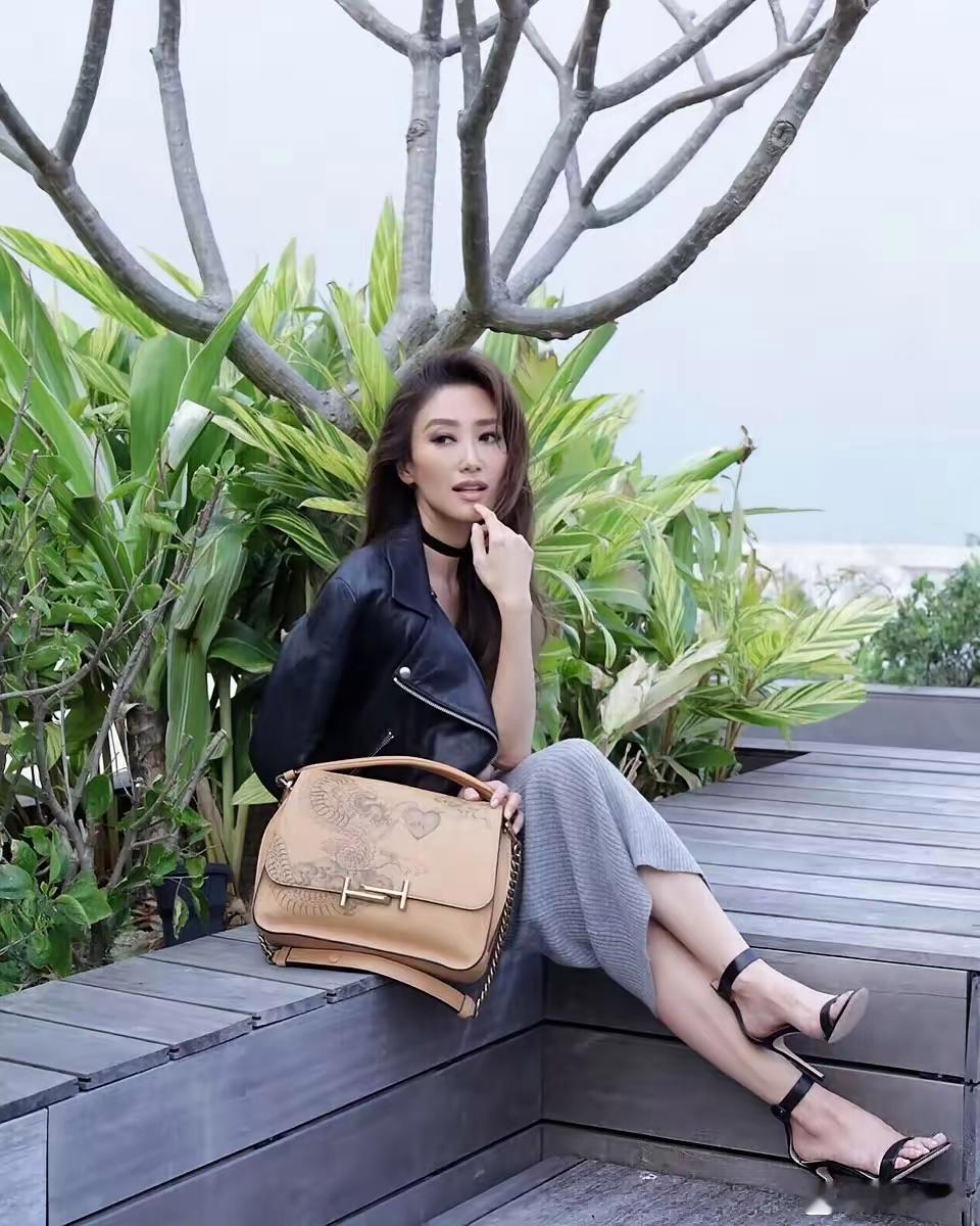 实际上，女人是否美丽，关键还在于气质有人说，谢婷婷不如母亲狄波拉漂亮，可我却认为