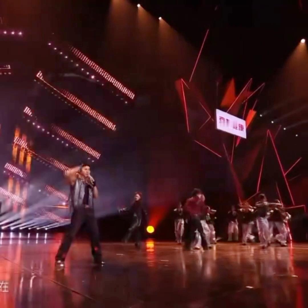 陈若轩演员用爱豆脸陈若轩红色挑染反差感拉满！本身是实力演员，配上红色挑染，这张爱