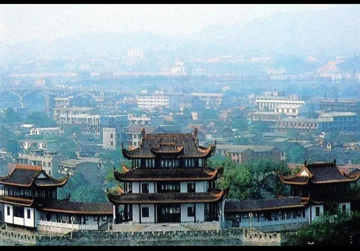 老照片欣赏：摄于上世纪八十年代，湖南长沙；  限于当年摄影技术，不是高清画面，但