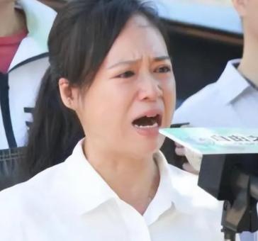周君红在美国大言不惭地发了一份反华声明，要求中国归还她父家、母家当地主时拥有的地