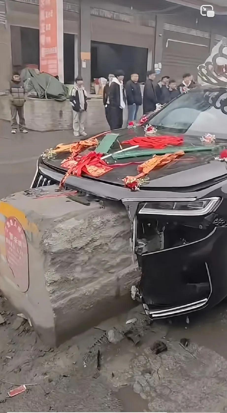 结婚当天车撞成这样，司机难道对路况一无所知吗？
这种嵌入式撞击，估计发动机全报废
