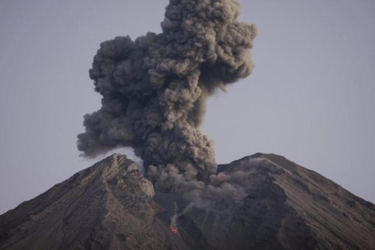 塞梅鲁火山今天早上不打招呼，连喷三次！从凌晨4点20分到早上6点28分，两个小时