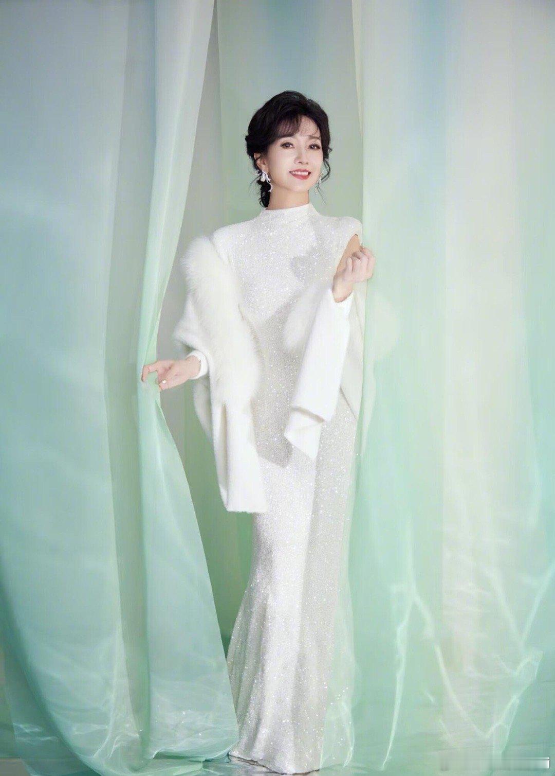 赵雅芝用80坐800尊上加尊赵雅芝80800好尊刷到路人拍的芝姐活动路透，一身白